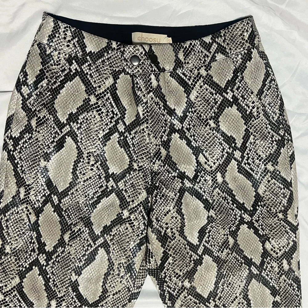 Choosy Snake Skin Faux Leather Pants Cropped Cropped Flare Mid Rise NWT Size 2 - Picture 7 of 16